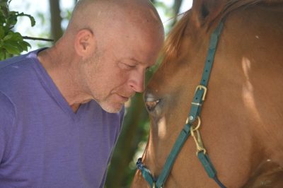 Roland Pausch Stirn an Stirn mit Pferd